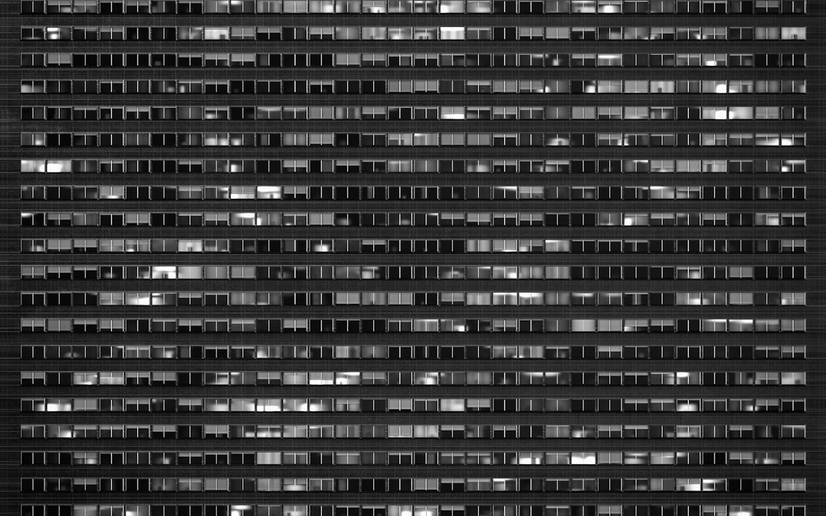 Immagine illustrativa di ResolveX: facciata di un grande edificio con molte finestre