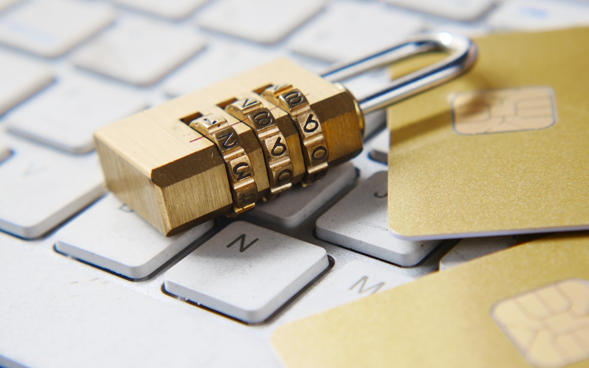 Immagine illustrativa di SecurityAI: lucchetto a combinazione appoggiato su una tastiera